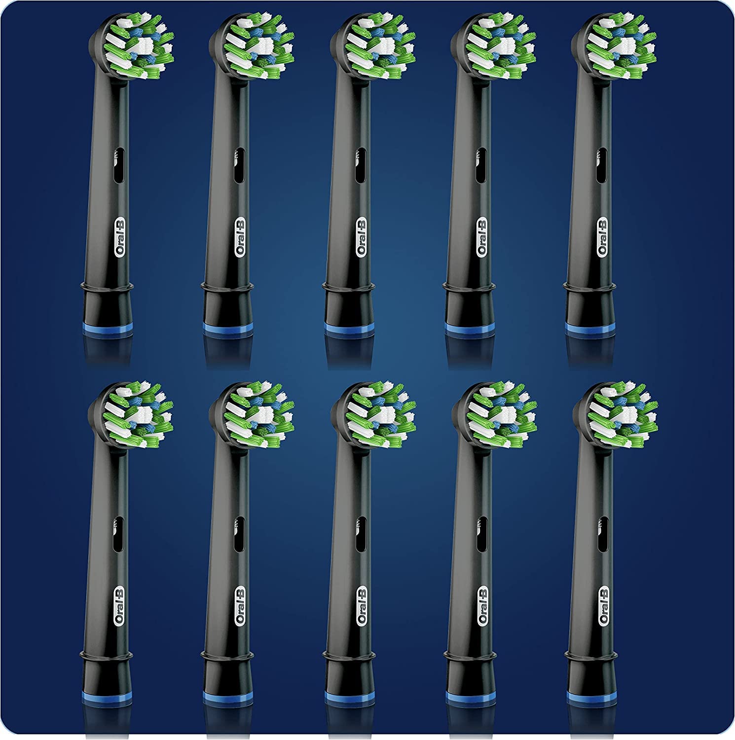 Diez cabezales Oral-B CrossAction sobre mesa que facilitan reposiciones regulares