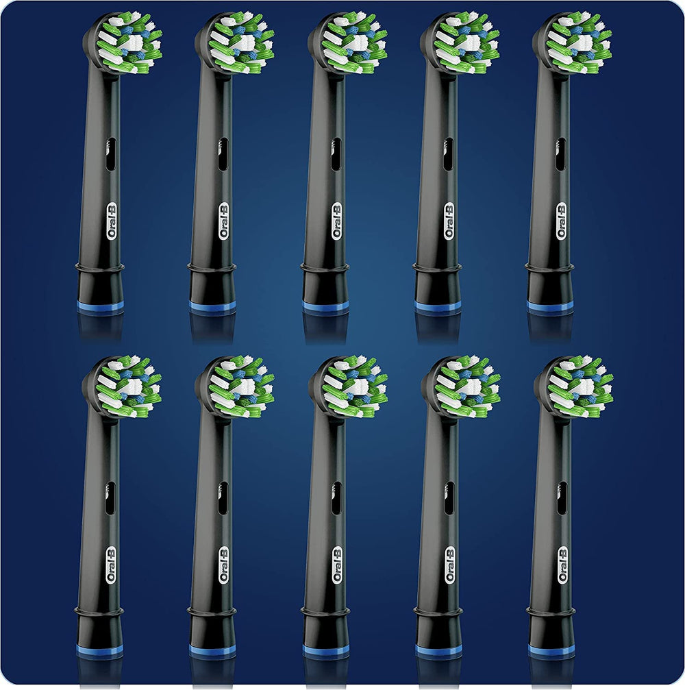 Diez cabezales Oral-B CrossAction sobre mesa que facilitan reposiciones regulares
