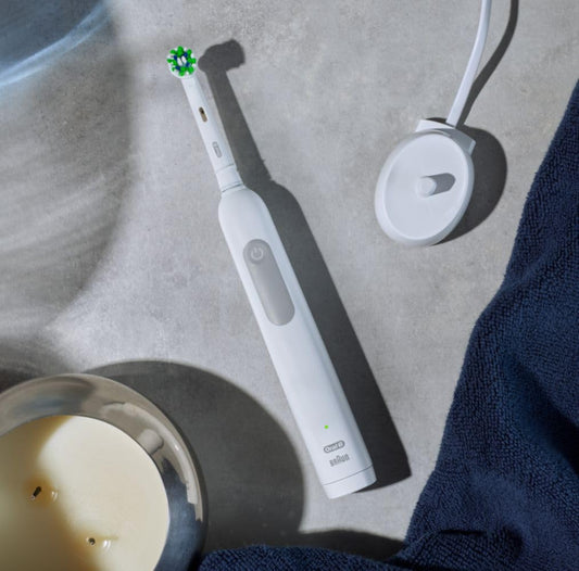 Oral-B CrossAction detalle de cerdas inclinadas para mejor limpieza interdental