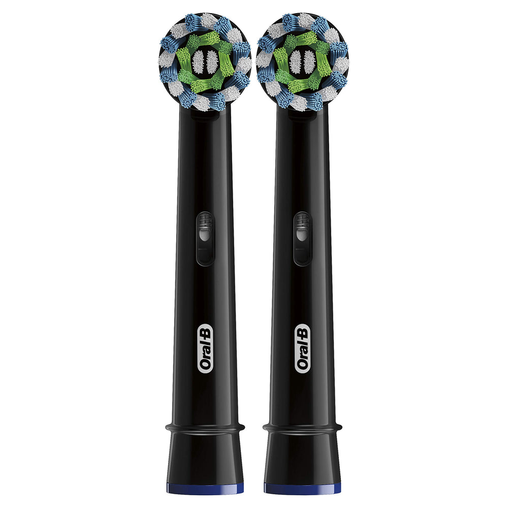 Oral-B primer plano de cerdas anguladas demostrando mejor alcance interdental