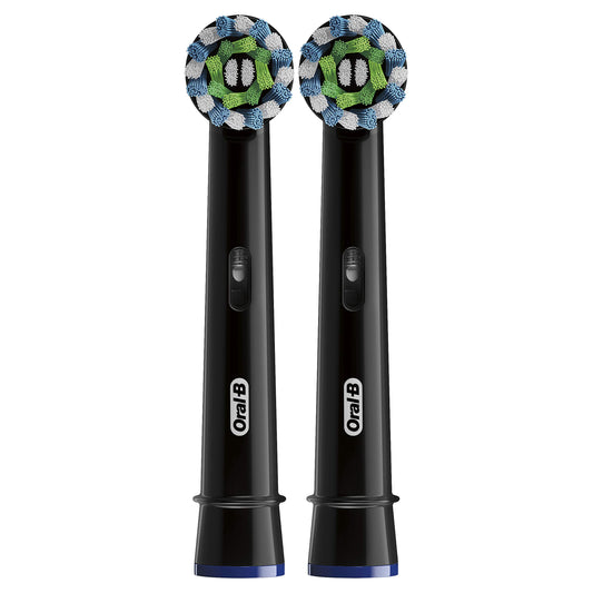 Oral-B primer plano de cerdas anguladas demostrando mejor alcance interdental