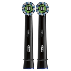 Oral-B primer plano de cerdas anguladas demostrando mejor alcance interdental