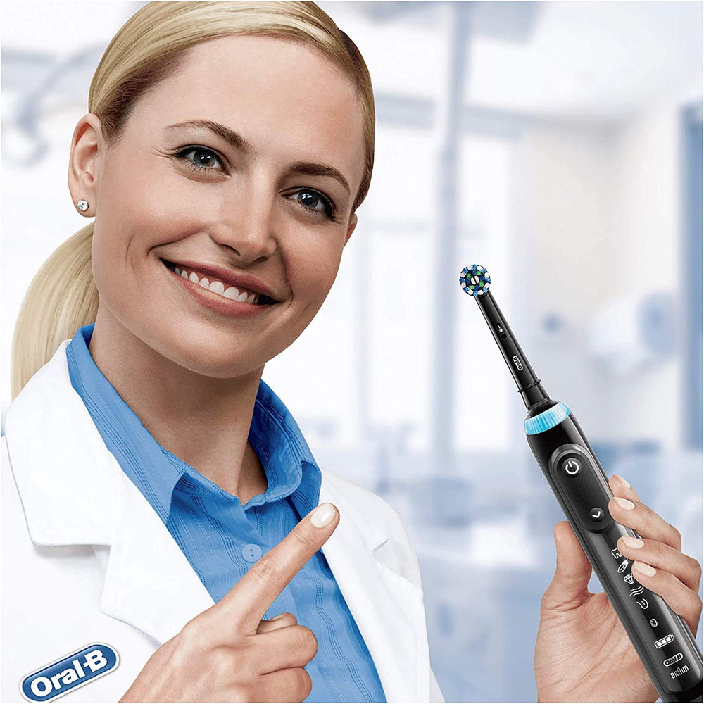 Oral-B cabezal CrossAction en uso sobre diente demostrando mayor cobertura