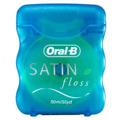 Oral-B hilo en uso entre dientes demostrando limpieza interdental efectiva