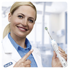 Oral-B persona usando el cepillo con cabezal Floss Action, rutina eficaz diaria