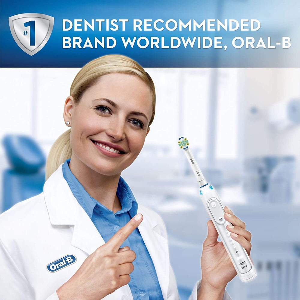 Primer plano de textura de cerdas Oral-B que alcanzan entre los dientes