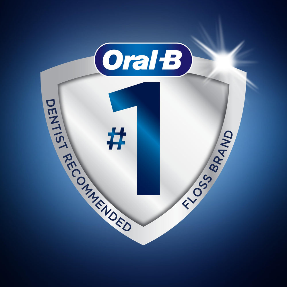 Oral-B palillos junto al lavabo en baño moderno para rutina diaria fresca