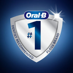 Oral-B palillos junto al lavabo en baño moderno para rutina diaria fresca