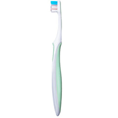 Oral-B cerdas alcanzando espacios entre dientes demostrando eficacia interproximal