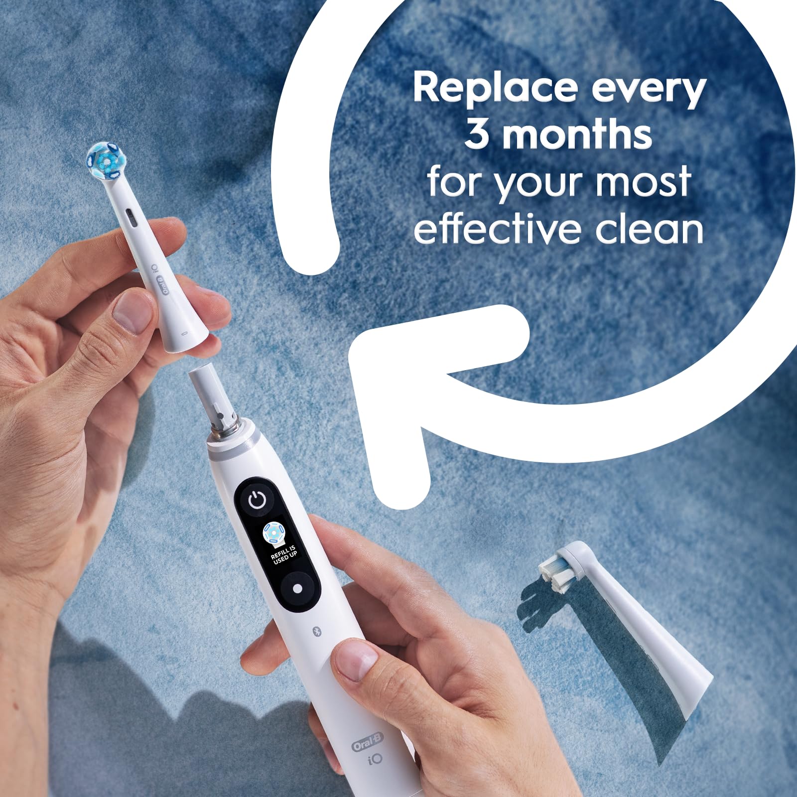 Oral-B cabezal montado en mango iO en uso para limpieza eficaz