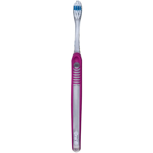 Oral-B primer plano del cabezal compacto que mejora el acceso interdental