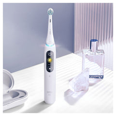 Oral-B cabezal Gentle Care montado en cepillo iO demostrando ajuste seguro
