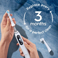 Oral-B comparación de tamaño junto a un cepillo para ver escala