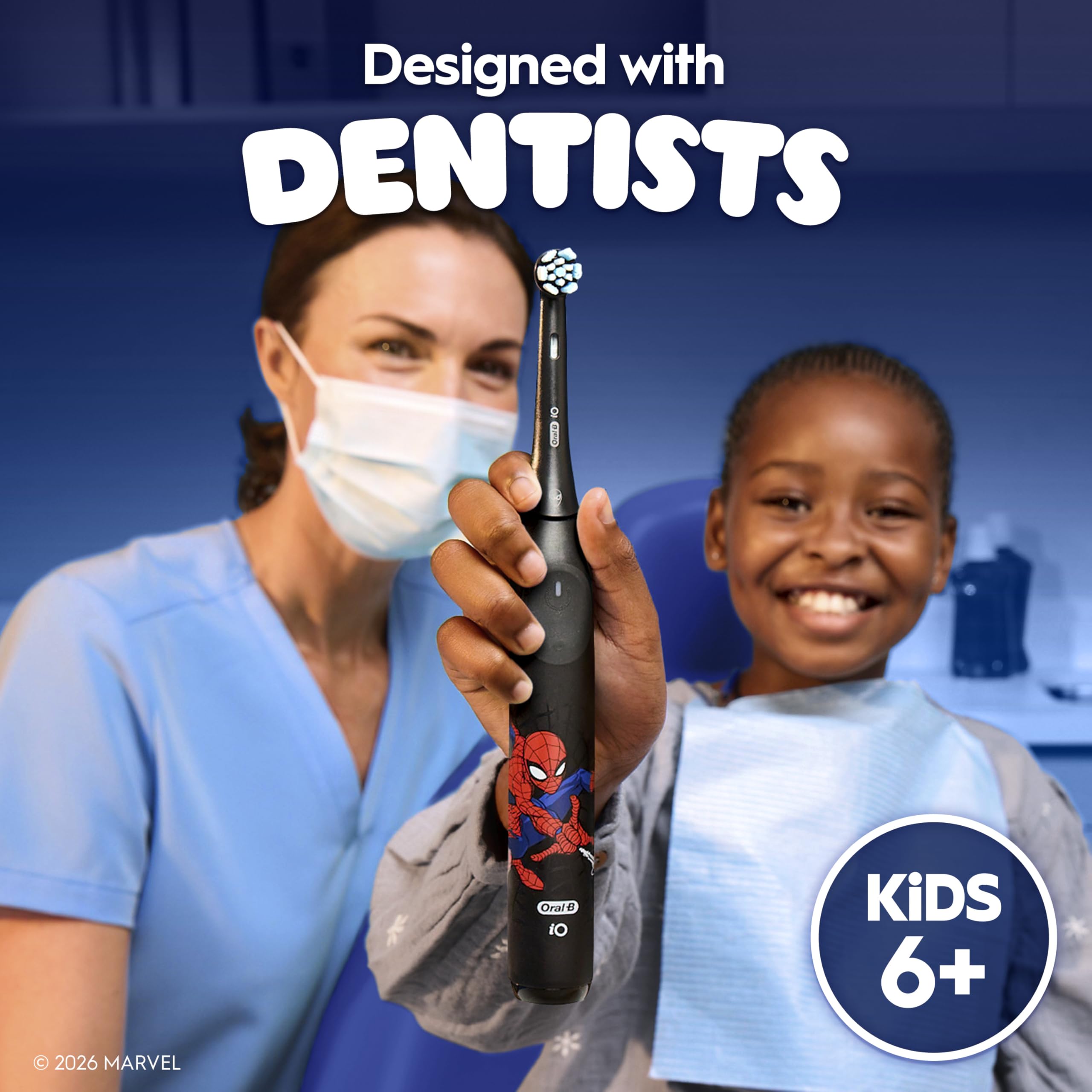 Oral-B iO Kids Spiderman comparación de tamaño con cepillo manual para escala