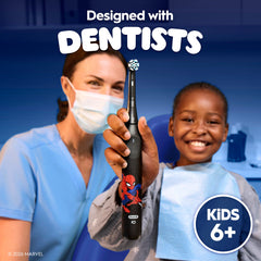 Oral-B iO Kids Spiderman comparación de tamaño con cepillo manual para escala