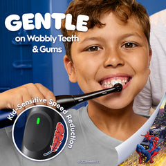 Oral-B iO Kids Spiderman en mano de niño demostrando fácil manejo