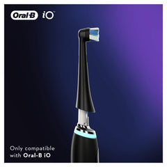 Oral-B comparación de tamaño para ver escala del cabezal frente a un dedo