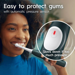 Oral-B iO2 junto a una mano para mostrar tamaño y control fácil
