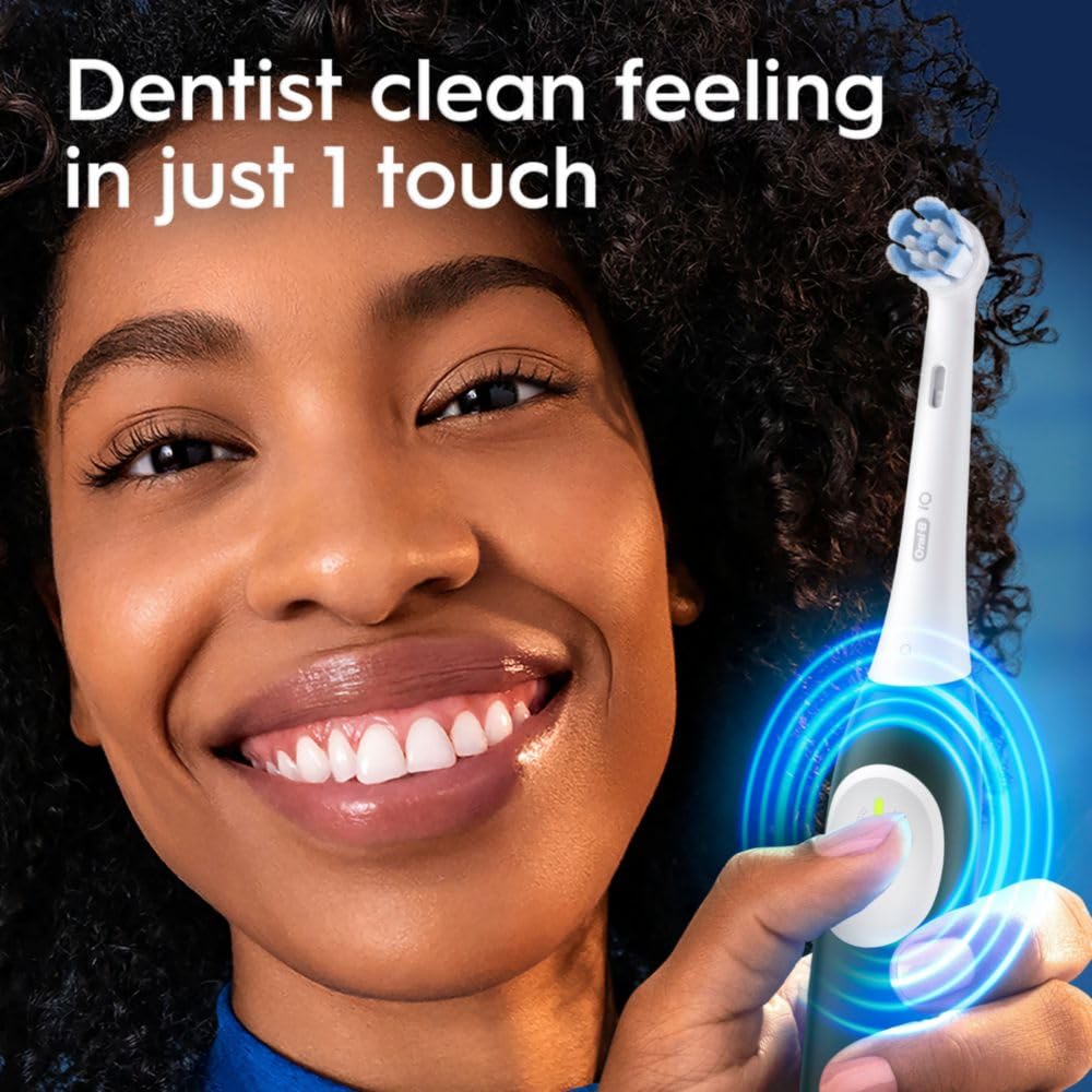 Persona usando Oral-B iO2 logrando limpieza diaria más completa