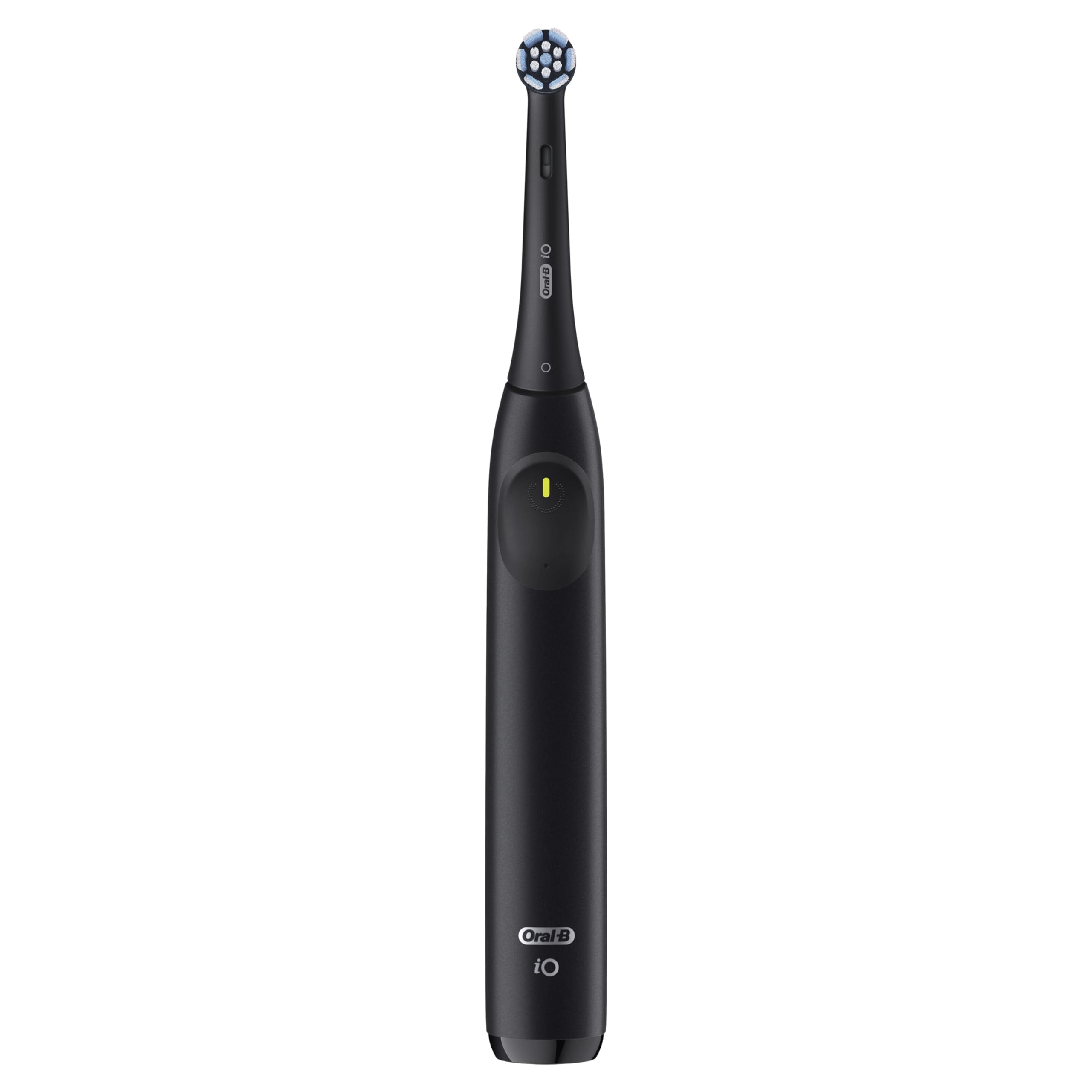 Persona cepillándose con Oral-B iO2 demostrando limpieza guiada