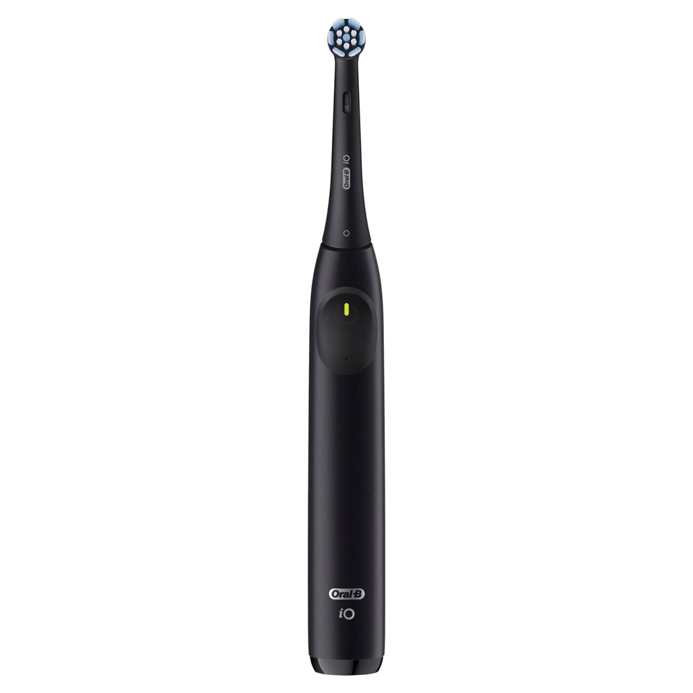 Persona cepillándose con Oral-B iO2 demostrando limpieza guiada