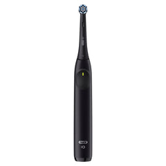 Persona cepillándose con Oral-B iO2 demostrando limpieza guiada