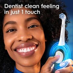Persona usando Oral-B iO2 logrando limpieza diaria más completa