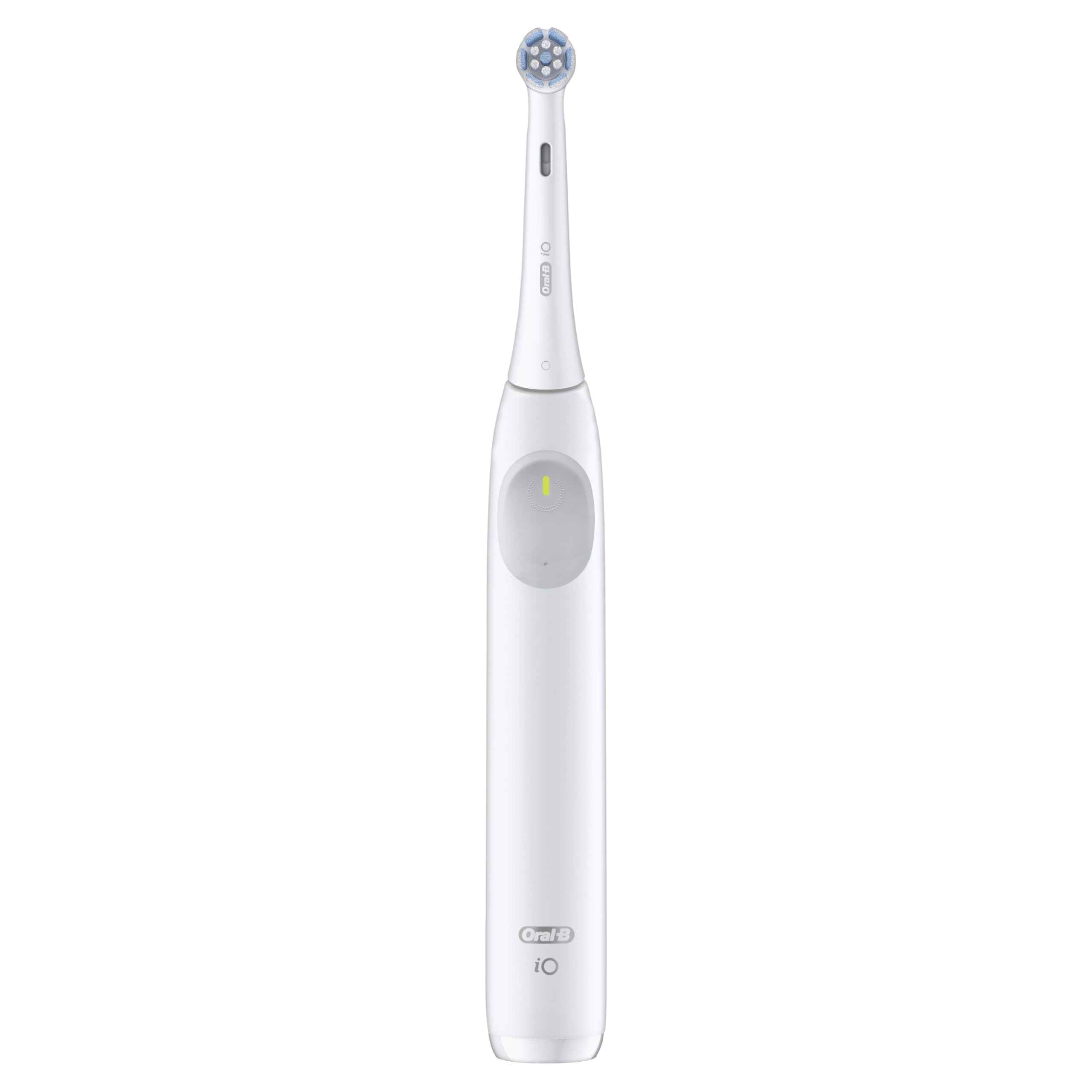 Persona usando Oral‑B iO2 en el baño favorece limpieza más completa