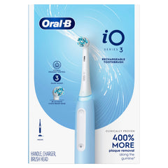 estación de carga del Oral-B iO3 con el cepillo colocado, carga rápida y ordenada