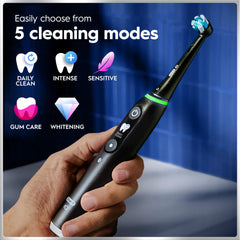 Oral-B iO7 comparación de tamaño con un cepillo manual que muestra escala real