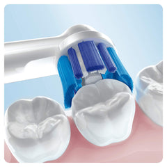 Oral-B cabezal en mano demostrando ajuste sencillo y comodidad
