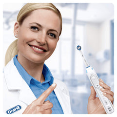 Oral-B cabezal en uso sobre dientes, beneficio de mejor alcance