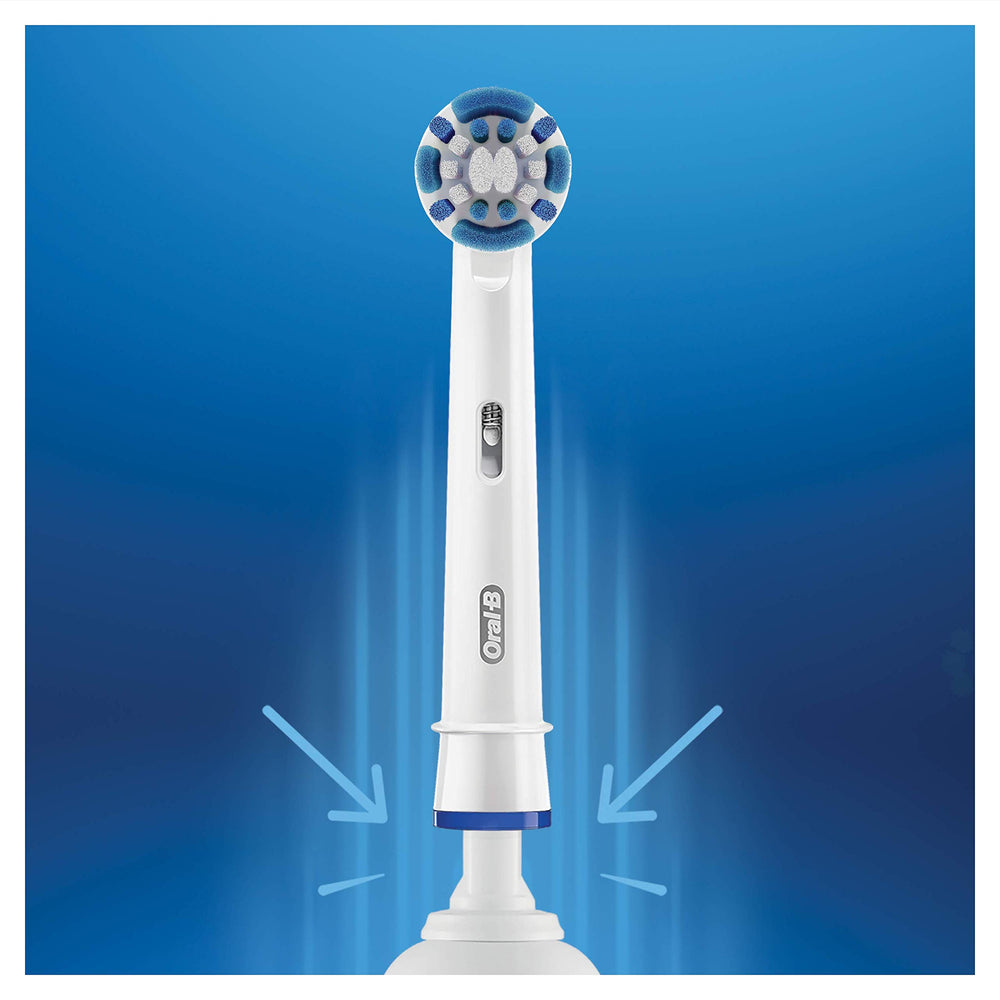 Oral-B comparación de tamaño del cabezal frente a una moneda para ver escala