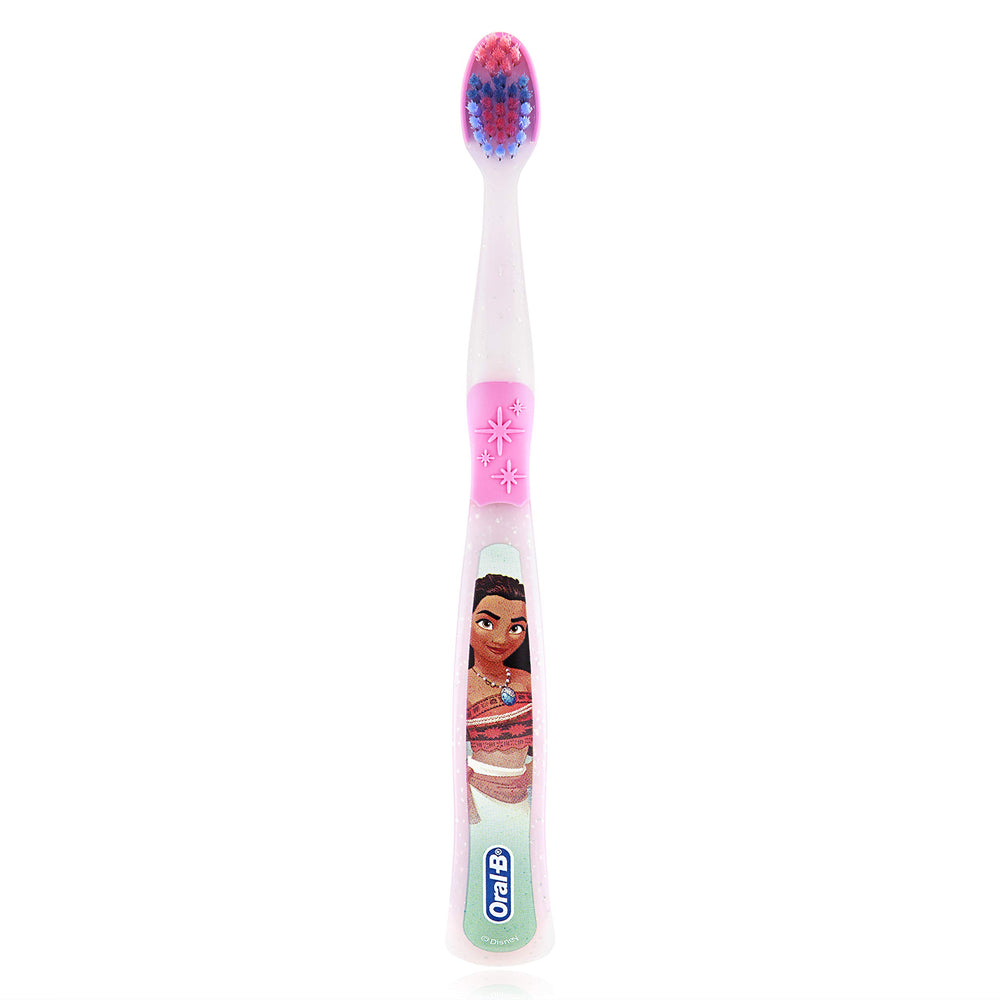Oral-B niño usando el cepillo mostrando limpieza más eficaz