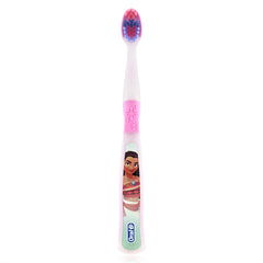 Oral-B niño usando el cepillo mostrando limpieza más eficaz