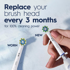 Oral-B Pro 100 en baño estilo real mostrando uso cotidiano