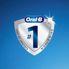 Comparación de tamaño Oral‑B Pro 100 junto a un vaso para escala práctica