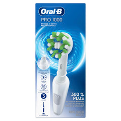 Oral-B Pro 1000 apoyado junto al cargador en baño, recargable y fácil de almacenar