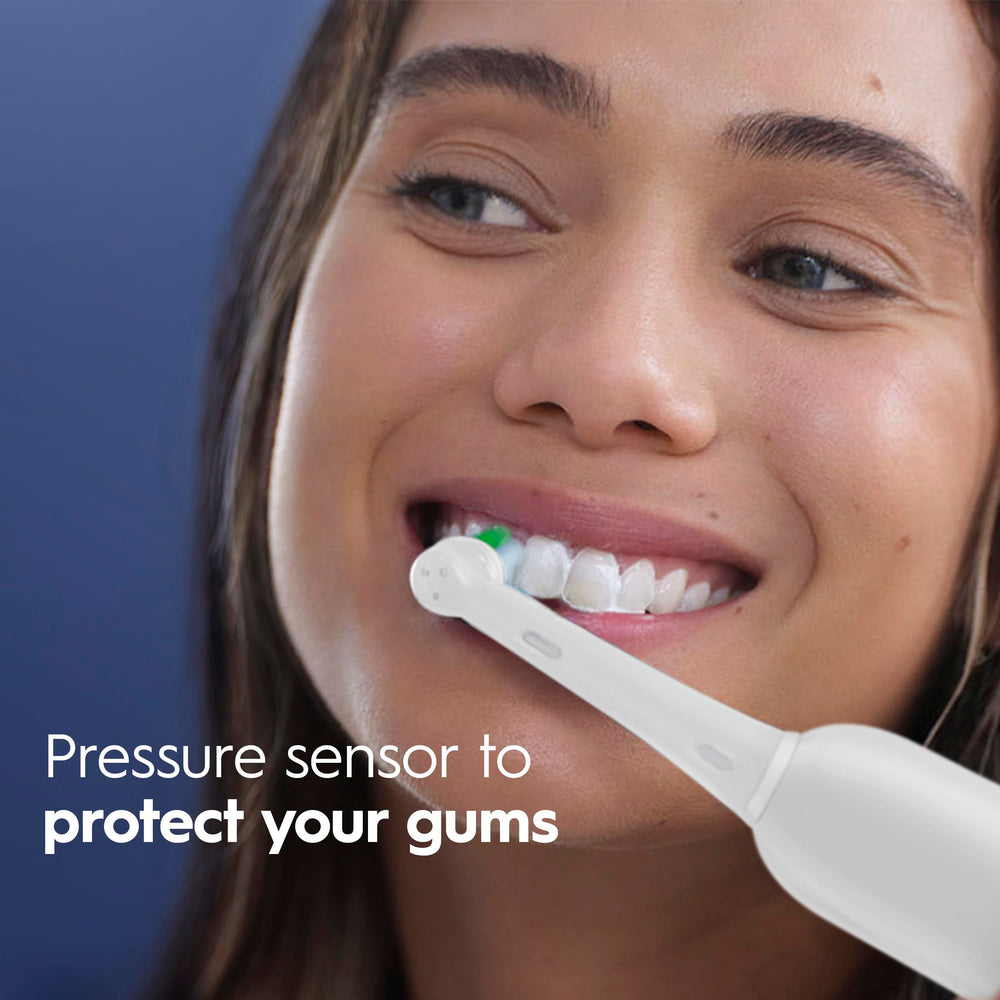 Oral-B Pro 1000 en uso sobre dientes demostrando acción 3D efectiva