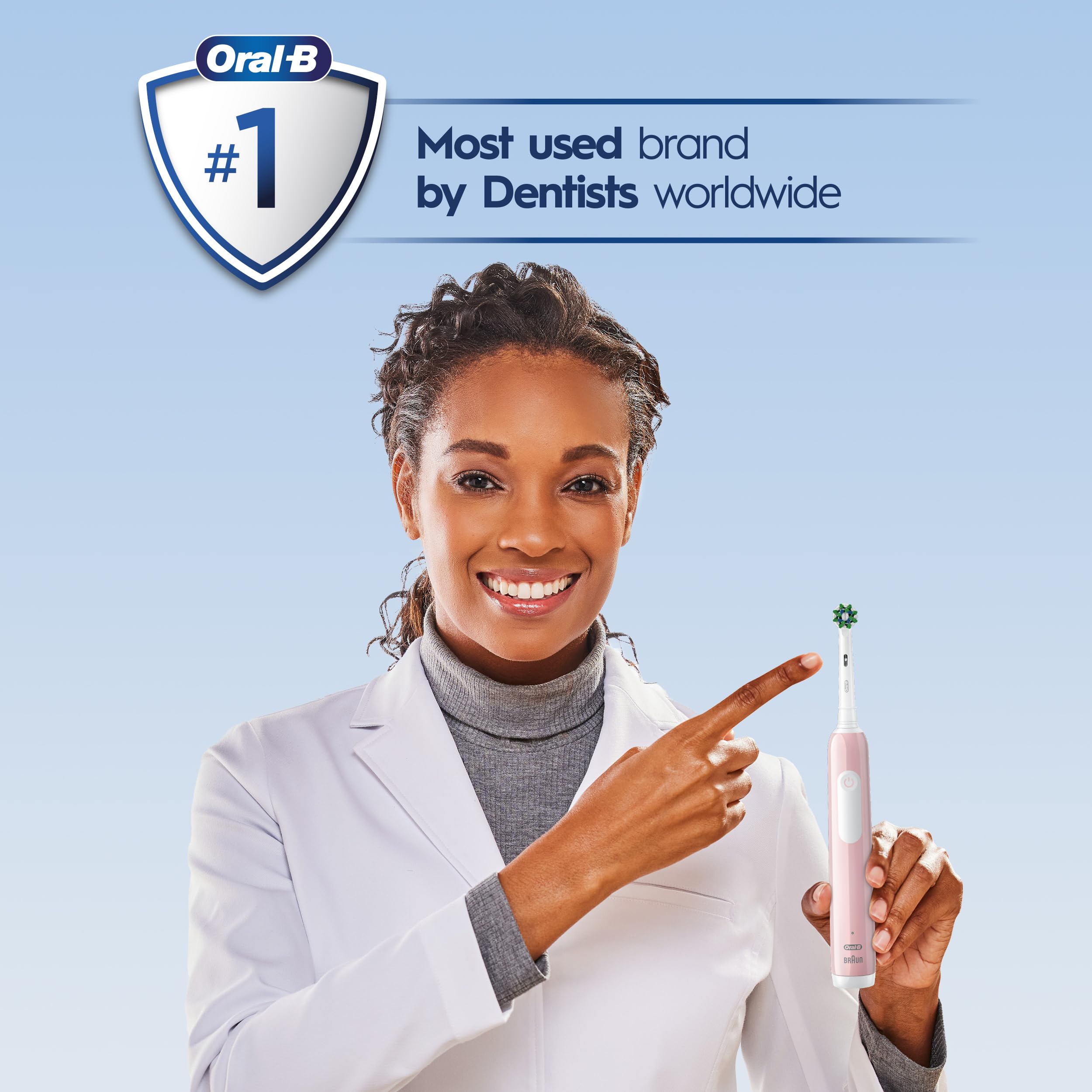 Oral-B Pro 1000 junto a una mano para mostrar tamaño y control ergonómico