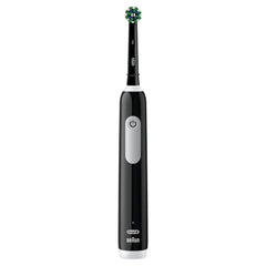 Oral-B Pro 1000 en mano durante el cepillado para fácil manejo