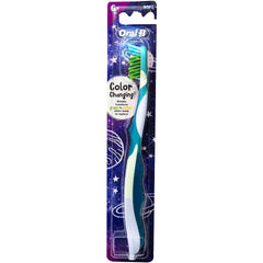 Oral-B detalle de cerdas CrossAction suaves que alcanzan entre dientes