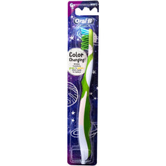 Oral-B detalle de cerdas CrossAction anguladas que llegan a huecos