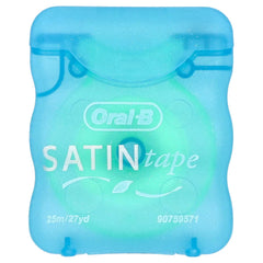 Demostración de Oral-B Satin Tape en uso entre dientes para limpieza eficaz