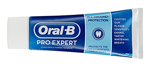 Oral-B textura de la pasta en primer plano que muestra consistencia y frescor