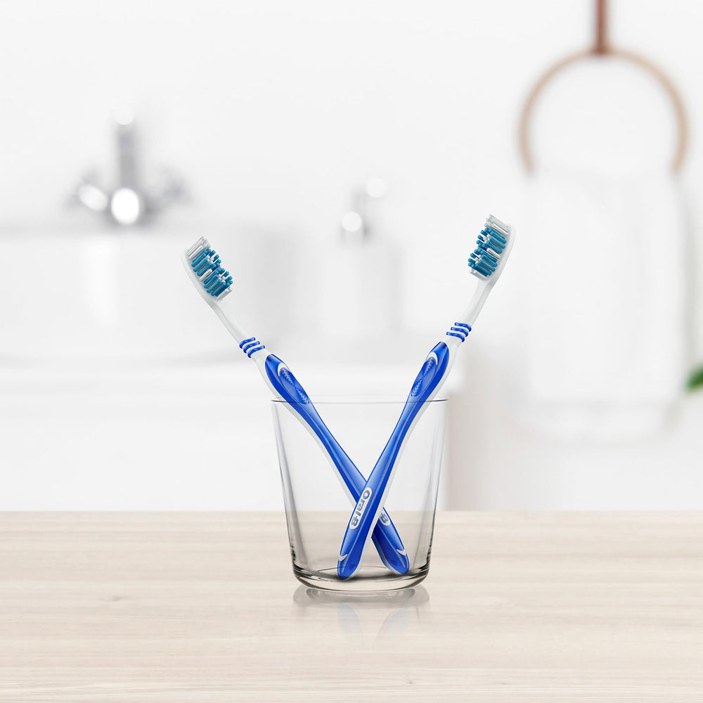 Oral-B cepillo en mano durante uso para una técnica cómoda y efectiva