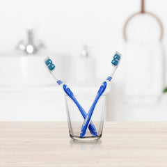 Oral-B cepillo en mano durante uso para una técnica cómoda y efectiva