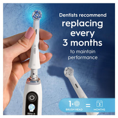 Oral-B cabezal conectado a mango iO en uso para limpieza superior