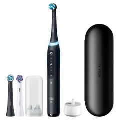 Cepillado con Oral-B iO5 en un baño moderno, ejemplo de uso diario y rutina