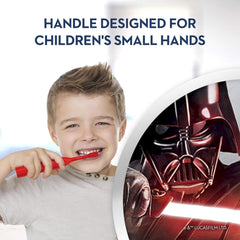 Oral-B niño usando el cepillo para mejorar la rutina diaria